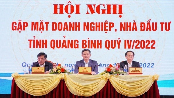 Ông Trần Thắng, Chủ tịch UBND tỉnh (giữa); ông Đoàn Ngọc Lâm, Phó Chủ tịch Thường trực UBND tỉnh (bên trái); ông Phan Mạnh Hùng, Phó Chủ tịch UBND tỉnh (bên phải) tại hội nghị.