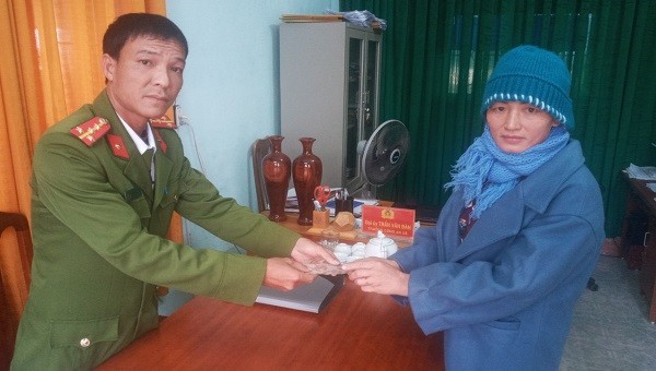 Công an xã An Ninh đã trao trả lại số tiền cho chị Võ Thị Liên.