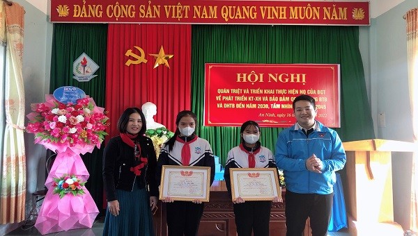 Anh Đinh Trung Hiếu, Chủ tịch Hội đồng Đội tỉnh trao Giấy khen cho hai em Võ Thị Mỹ Nương và Võ Thị Yến Nhi vì có hành động đẹp trong cuộc sống.