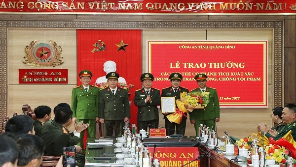 Đại tá Nguyễn Hữu Hợp, Giám đốc Công an tỉnh trao quyết định khen thưởng cho các đơn vị đấu tranh thành công chuyên án sử dụng mạng máy tính, mạng viễn thông, phương tiện điện tử chiếm đoạt tài sản.