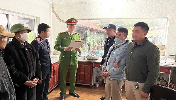 Cơ quan CSĐT Công an huyện Quảng Trạch tống đạt lệnh khám xét chỗ ở khẩn cấp đối với đối tượng Trần Quốc Trường.