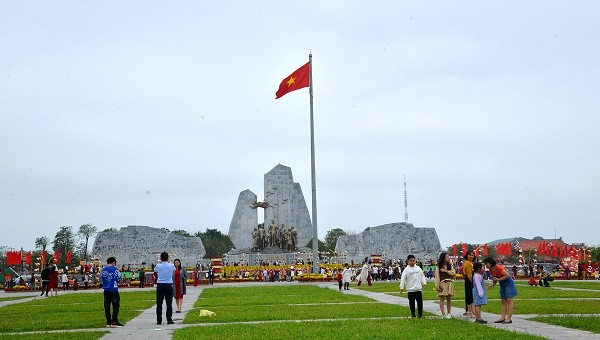 Du khách chụp ảnh lưu niệm tại Quảng trường Hồ Chí Minh trong dịp đầu năm mới.