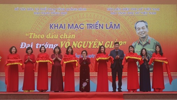 Các đại biểu cắt băng khai mạc Triển lãm “Theo dấu chân Đại tướng Võ Nguyên Giáp” tại Quảng Bình.