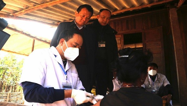 Vượt Trường Sơn, các “chiến sĩ áo blouse trắng” lên bản làng biên giới tiêm vaccine phòng COVID-19 cho dân bản.