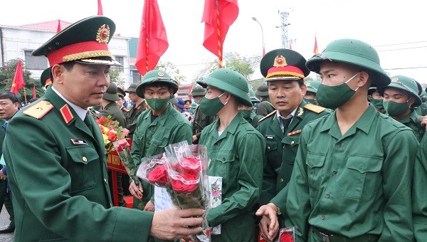 Thiếu tướng Lê Văn Vỹ, Phó Tham mưu trưởng Quân khu 4 tặng hoa chúc mừng các tân binh lên đường nhập ngũ.
