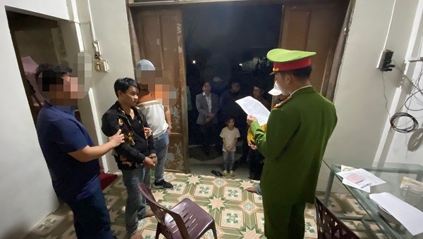Cơ quan CSĐT Công an huyện Lệ Thủy đọc lệnh tạm giam đối với Lê Văn Hưng về hành vi cướp giật tài sản.