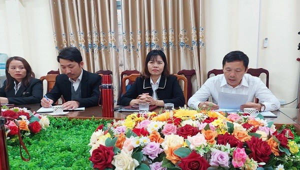 Ông Phan Thanh Minh, Trưởng phòng Giáo dục và Đào tạo thị xã Ba Đồn (áo trắng) cùng BGH Trường THCS Quảng Long trao đổi về vụ việc.