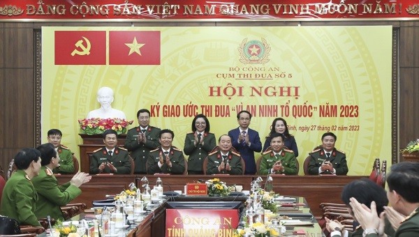Đại diện lãnh đạo tỉnh Quảng Bình và các Cục nghiệp vụ Bộ Công an chứng kiến Lễ ký kết giao ước thi đua.