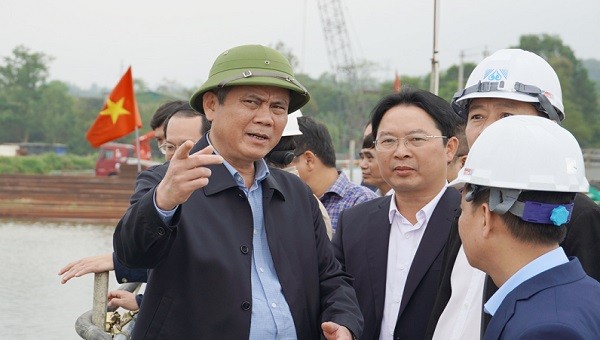 Ông Trần Thắng, Chủ tịch UBND tỉnh kiểm tra thi công dự án đường bộ cao tốc Bắc-Nam, đoạn cầu Long Đại sáng ngày 1/3. 