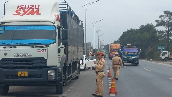 Lực lượng CSGT Công an Quảng Bình tăng cường kiểm tra phát hiện và xử lý đối với những lái xe vi phạm giao thông.