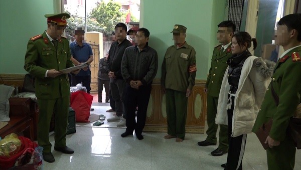 Cơ quan CSĐT Công an tỉnh Quảng Bình ra Quyết định khởi tố vụ án hình sự, khởi tố bị can và lệnh tạm giam đối với Hoàng Thị Kim Loan (áo khoác trắng).