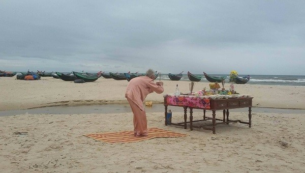 Sinh thời, hàng năm cụ ông Hoàng Nhỏ đều làm đám giỗ bên bãi biển xã Hải Ninh, vái vọng 64 liệt sĩ Gạc Ma.