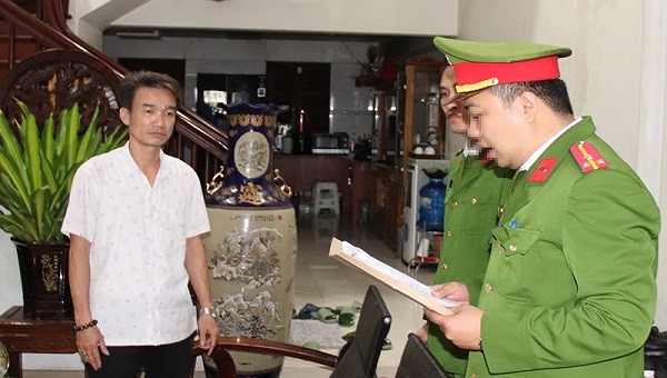 Cơ quan CSĐT Công an tỉnh Quảng Bình thi hành lệnh khám xét nơi ở của Dương Trung Dũng.