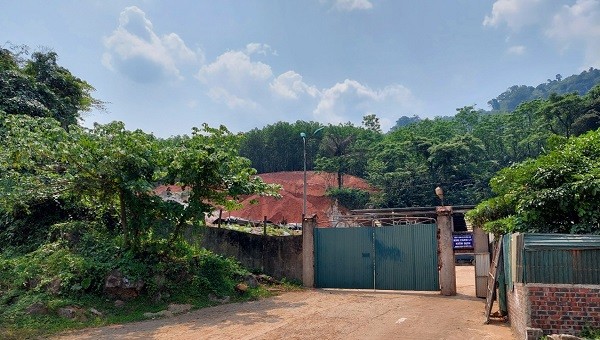 Cổng vào trang trại nuôi nhốt trâu, bò của Công ty TNHH Lê Dũng Linh tại bản Cha Lo, xã Dân Hóa.