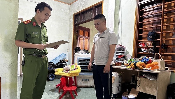 Cơ quan CSĐT Công an TP Đồng Hới thi hành Lệnh khám xét khẩn cấp chỗ ở của Hoàng Anh Tuấn.