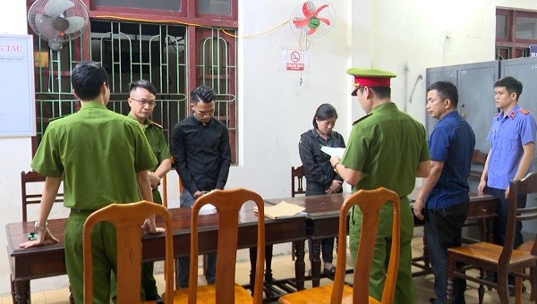 Cơ quan CSĐT Công an huyện Bố Trạch đọc lệnh bắt tạm giam 2 đối tượng Phạm Sắc Luật và Mai Thị Ngọc Hà.