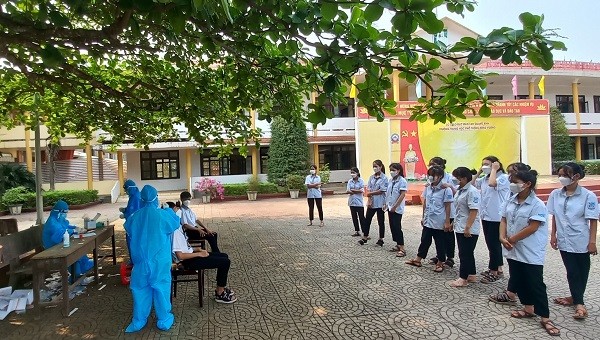 Trung tâm Y tế huyện Bố Trạch lấy mẫu, giám sát chùm ca bệnh tại Trường THPT Hùng Vương.
