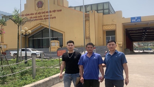Công an huyện Minh Hóa vận động thành công đối tượng Đinh Minh Bước (đứng giữa) ra đầu thú sau hơn 20 năm lẩn trốn.