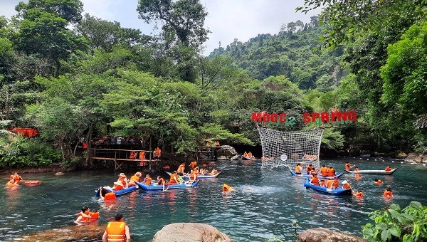 Di sản Thiên nhiên thế giới Phong Nha - Kẻ Bàng hút khách tham quan vui chơi giải trí.