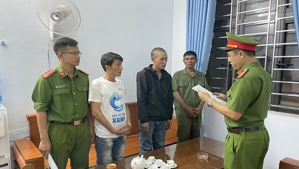 Cơ quan CSĐT Công an TX. Ba Đồn thi hành lệnh khám xét nơi ở của đối tượng Nguyễn Thái Dương và Hoàng Thái Hoàn.