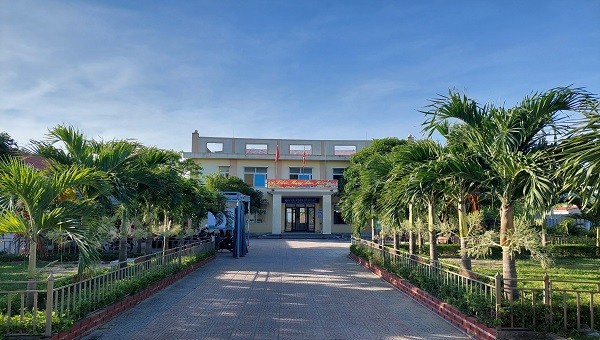 Trạm Y tế xã Quảng Phú không gian thoáng mát, có vườn hoa, cây cảnh... được quy hoạch bài bản như công viên.