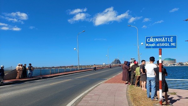 Cầu Nhật Lệ 1, nơi người dân phát hiện nạn nhân để lại tư trang trên mép cầu.