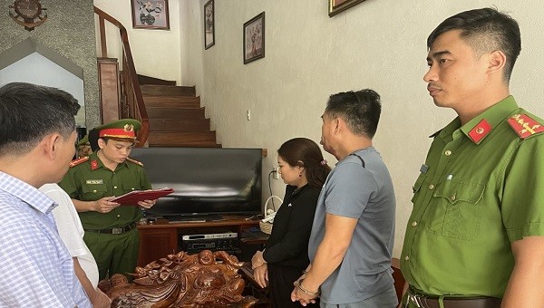 Cơ quan CSĐT Công an huyện Bố Trạch khám xét nhà Trần Văn Ba. 
