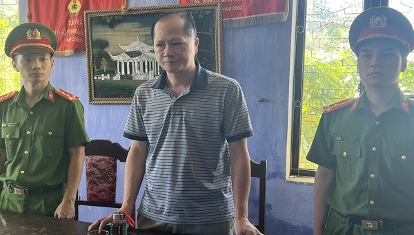 Cơ quan CSĐT Công an tỉnh Quảng Bình tống đạt quyết định khởi tố đối với bị can Nguyễn Thanh Long.