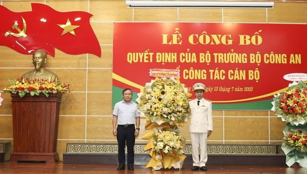 Bí thư Tỉnh ủy Quảng Bình Vũ Đại Thắng tặng hoa chúc mừng Đại tá Hoàng Khắc Lương, được Bộ trưởng Bộ Công an điều động bổ nhiệm Phó Giám đốc Công an tỉnh Quảng Bình.