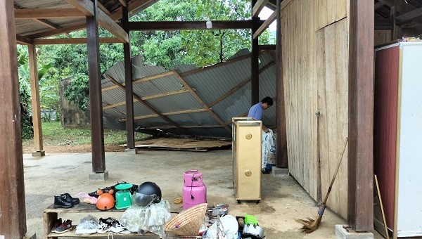 Mưa dông kèm lốc xoáy làm tốc mái nhà dân ở xã Hóa Hợp, huyện Minh Hoá.