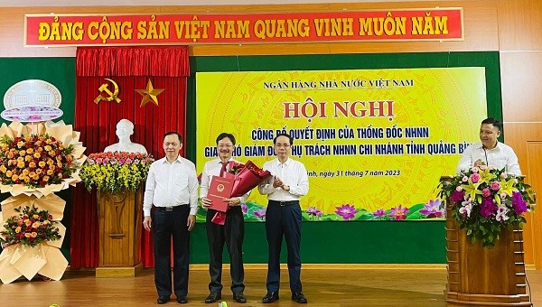 Lãnh đạo NHNN Việt Nam và lãnh đạo tỉnh Quảng Bình trao quyết định, tặng hoa chúc mừng ông Lương Hải Lưu.