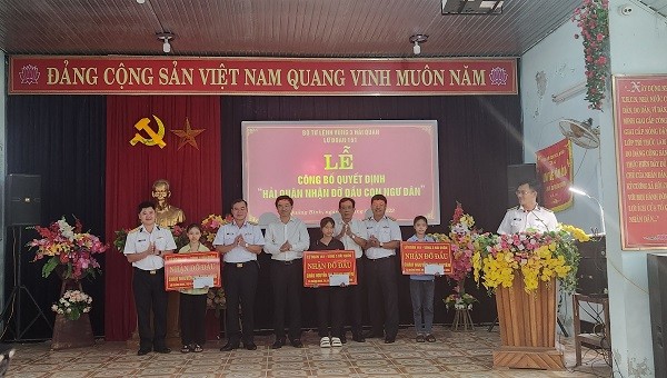 Bộ Tư lệnh vùng 3 Hải quân nhận đỡ đầu 3 cháu là con của ngư dân có hoàn cảnh khó khăn ở xã Quảng Minh, TX Ba Đồn.