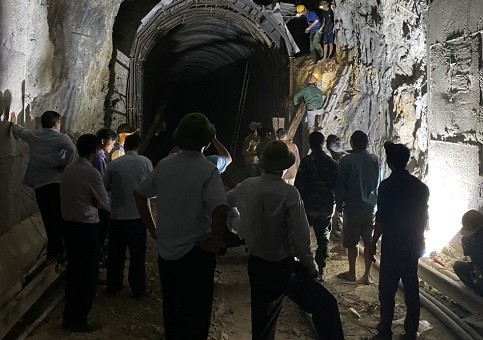 Đường sắt qua Quảng Bình tắc nhiều giờ do sạt lở đất đá rơi trong hầm.