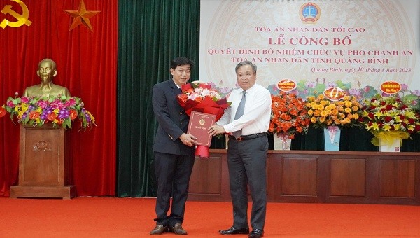 Ông Phạm Quốc Hưng, Phó Chánh án TAND tối cao trao Quyết định và tặng hoa chúc mừng tân Phó Chánh án TAND tỉnh Võ Bá Lưu.