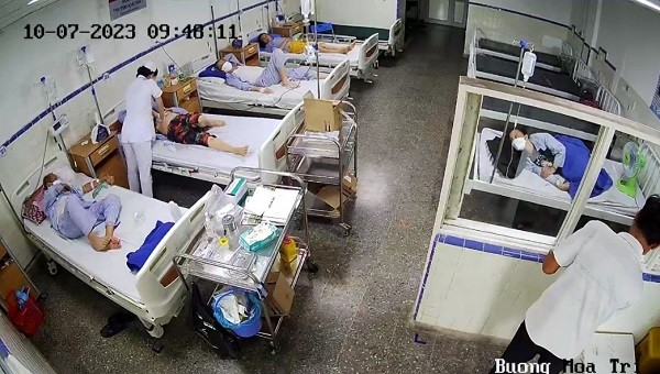 Nữ điều dưỡng Trần Thị Bích Liên đã nhanh chóng ép tim, nhờ người bấm còi báo động để cấp cứu bệnh nhân sốc phản vệ. (Ảnh: Bệnh viện cung cấp).