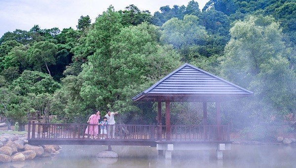 Tại Khu du lịch nghỉ dưỡng cao cấp Bang Onsen Spa&Resort có nhiều điểm nước sôi đến 105độC trào lên từ lòng đất, tạo nên những luồng khói sương mờ ảo qua các tán cây xanh hấp dẫn đến kỳ lạ.