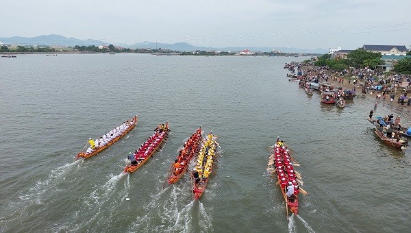Các thuyền đua đã có những màn rượt đuổi làm dậy sóng đường đua, nhận được sự cổ vũ nhiệt tình từ du khách và người dân.