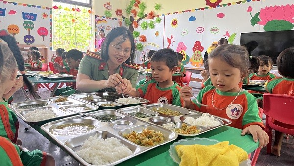 Hội Phụ nữ Công an Quảng Bình chung tay hỗ trợ học sinh vùng cao có thêm bữa cơm trưa đủ dinh dưỡng, đảm bảo sức khỏe.