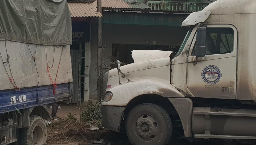 Xe container tông liên hoàn tại Nghệ An