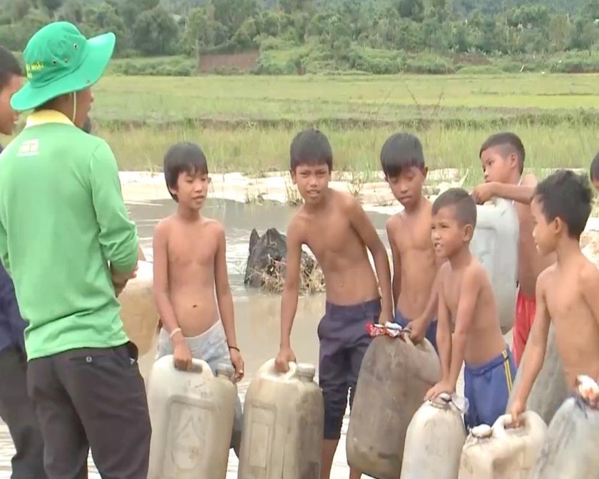 Ba chàng trai dạy bơi miễn phí giúp trẻ em trong buôn làng thoát nạn đuối nước  ​