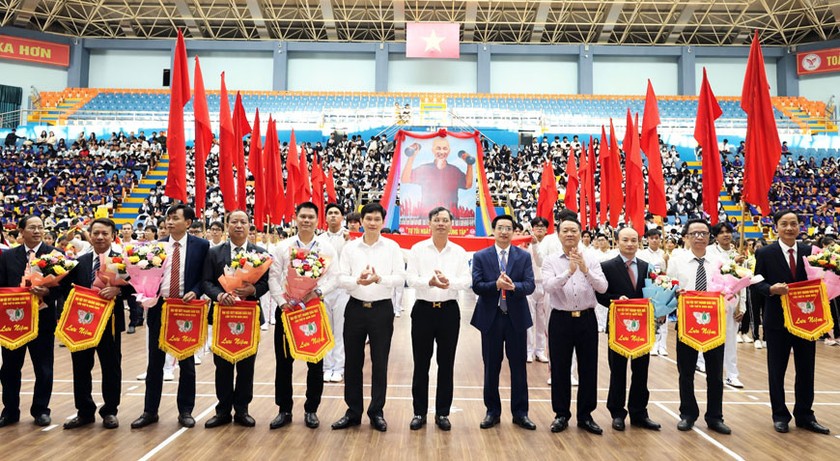 Ban tổ chức trao cờ lưu niệm cho các đoàn vận động viên
