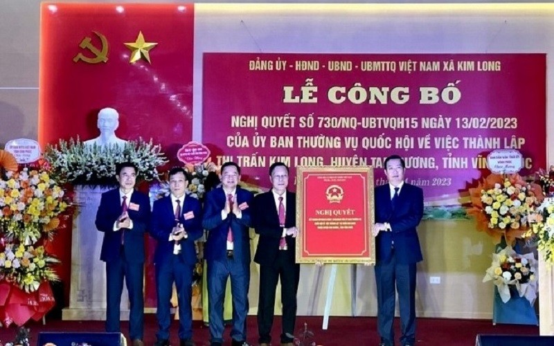 Ông Nguyễn Tuấn Khanh Chủ tịch Uỷ ban MTTQ tỉnh Vĩnh Phúc trao Nghị quyết thành lập thị trấn Kim Long.