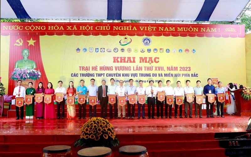Ban tổ chức trao cờ lưu niệm cho đại diện 20 trường THPT Chuyên về tham dự Trại hè Hùng Vương lần thứ XVII năm 2023.