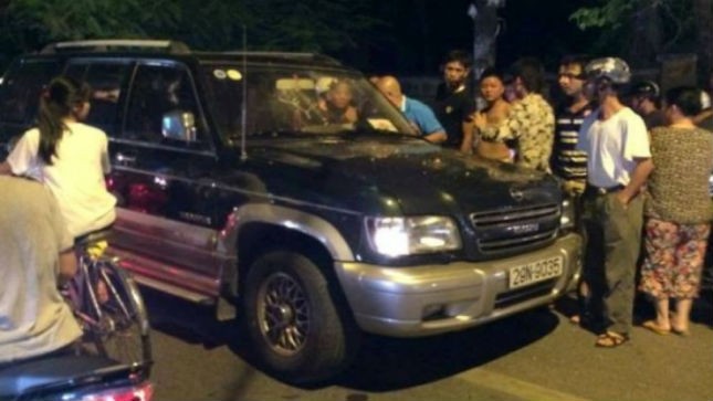 Chiếc xe bị tổ tuần tra (CSCĐ) cùng quần chúng nhân dân đuổi kịp và yêu cầu phải dừng lại.