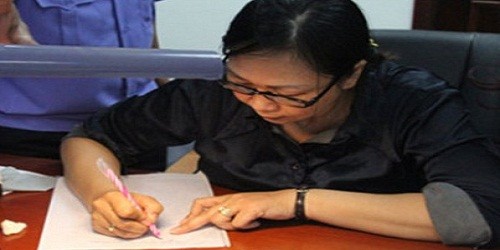 Nghi phạm Nguyễn Thị Thanh Vân thực nghiệm việc làm giả chữ ký tại cơ quan điều tra viện KSND tối cao.