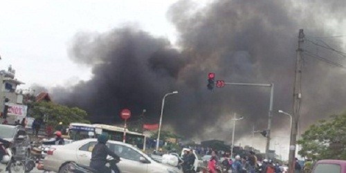 Cháy lớn tại chợ Nhật Tân, hàng trăm tiểu thương tháo chạy