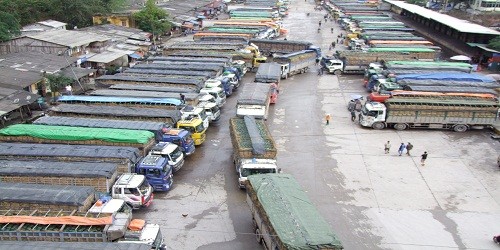 Xe chở nông sản đỗ trật bến bãi tại cửa khẩu Tân Thanh.