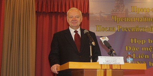 Đại sứ Konstantin Vasilievich Vnukov tại cuộc họp báo.
