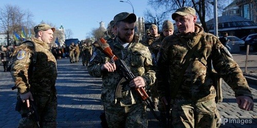 Các tình nguyện viên quân sự tại Ukraine. Ảnh: AP