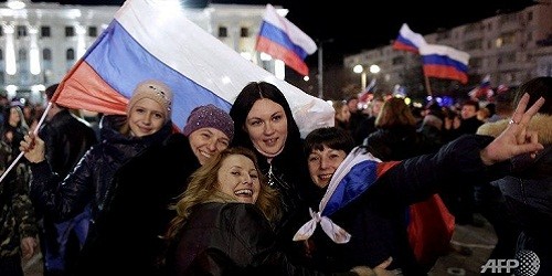 Người Nga kỷ niệm 1 năm sáp nhập Crimea (Ảnh AFP)